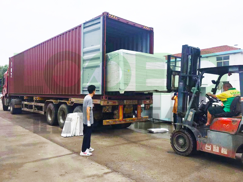 路博环保| 一批打磨除尘台装入集装箱发往客户目的地