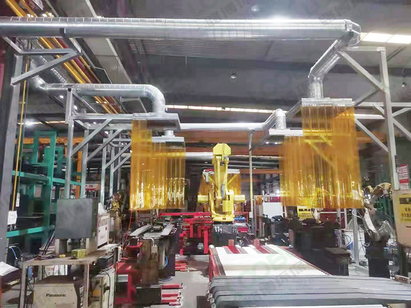 提升机器人焊接生产安全性和效率的解决方案：移动顶吸罩，助力焊接机器人除尘